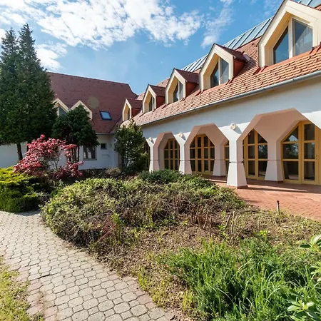 Global Apartmanhaz Bed & Breakfast Vonyarcvashegy