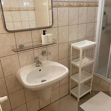 Global Apartmanhaz 住宿加早餐酒店 3*