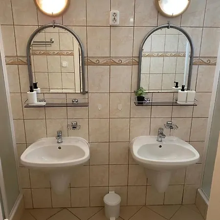 Global Apartmanhaz 沃尼奥尔茨沃什海吉