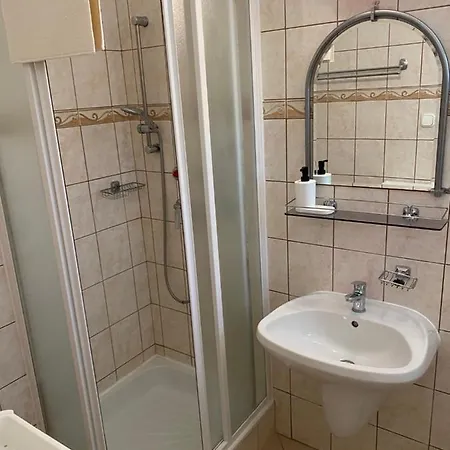 Global Apartmanhaz 住宿加早餐酒店 沃尼奥尔茨沃什海吉
