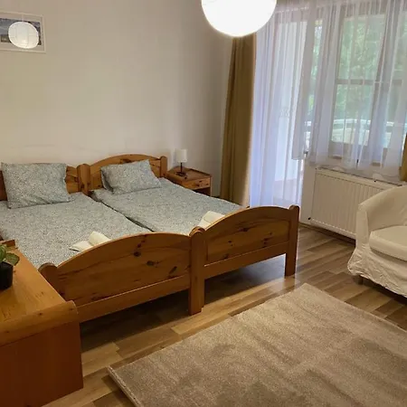 住宿加早餐酒店 Global Apartmanhaz 沃尼奥尔茨沃什海吉