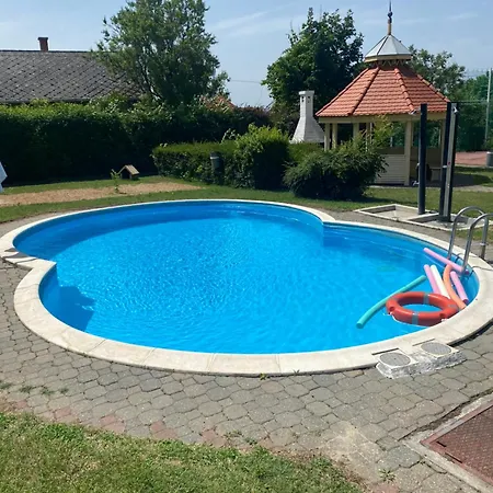 Global Apartmanhaz Bed & Breakfast Vonyarcvashegy