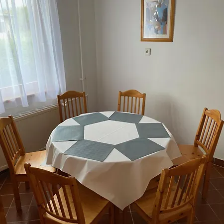 Global Apartmanhaz Bed & Breakfast Vonyarcvashegy