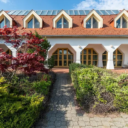 Global Apartmanhaz Bed & Breakfast Vonyarcvashegy